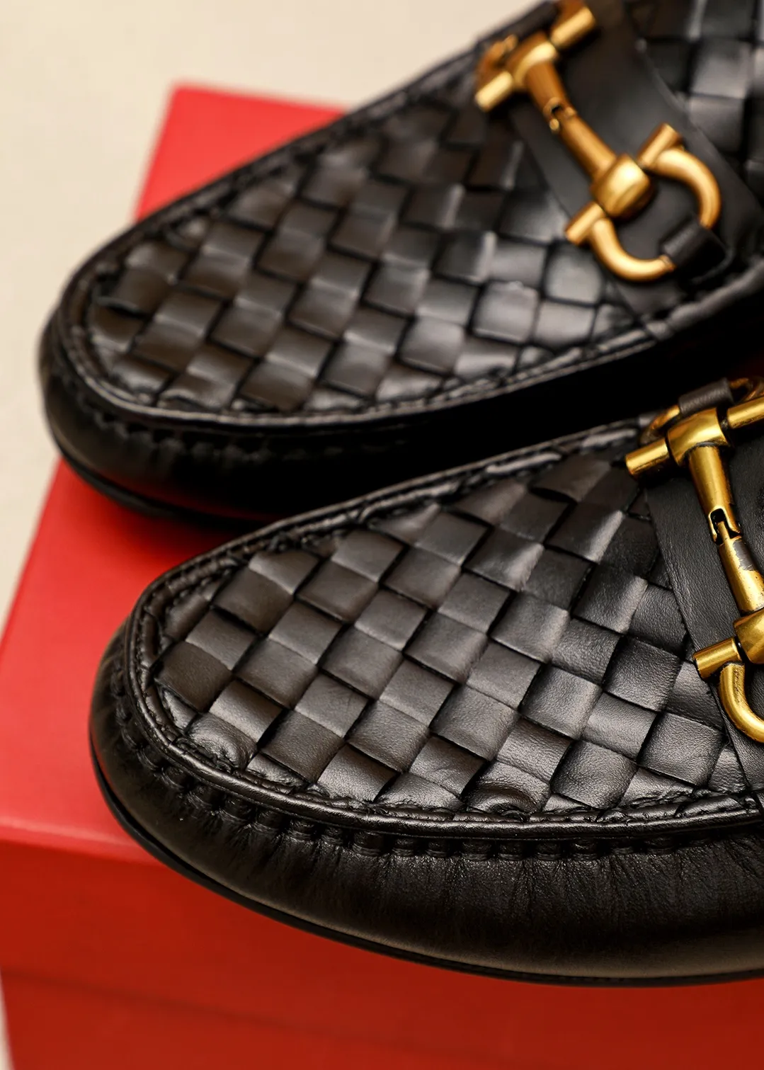 Men's shoes 💰360 💐 Product trademark: Ferragamo "Ferragamo" bean shoes Regular size: 38-44 (45.46🉑️customized) Product materials: Selected imported woven cowhide upper + classic hardware buckle, imported pig leather lining. Strong three-dimensional visual effect, original outsole color: 1⃣️color optional